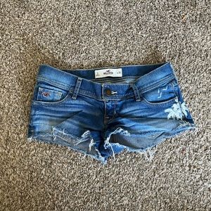 Hollister size 3 waist 26 Jean shorts with palm tree and bird design